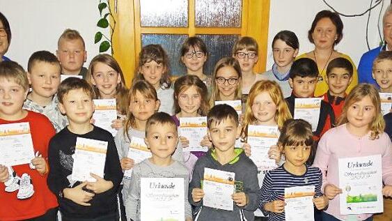 30 Schüler schafften 2019 das Sportabzeichen unter der Leitung von ATSV-Übungsleiterin Tanja Stumpf (hintere Reihe, Zweite von rechts). Die Urkunden überreichten Rektorin Silke Wachter (hintere Reihe, links), und dazu gratulierte auch BLSV-Kreisreferent Harry Kaiser (hintere Reihe, rechts).