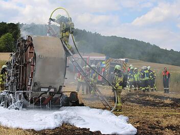 Komplett zerstört wurde diese Ballenpresse bei einem Brand am Freitagnachmittag. Die Feuerwehr löschte die Maschine und verhinderte ein Ausbreiten der Flammen.