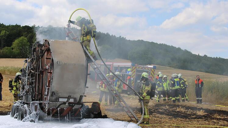Komplett zerstört wurde diese Ballenpresse bei einem Brand am Freitagnachmittag. Die Feuerwehr löschte die Maschine und verhinderte ein Ausbreiten der Flammen.
