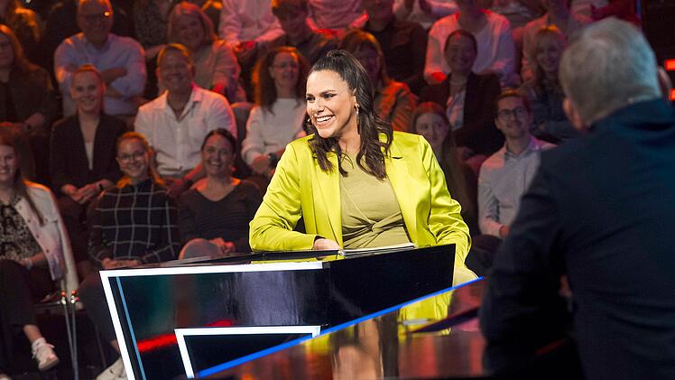 Vorläufiger Abschied: Moderatorin Esther Sedlaczek erwartet ihr drittes Kind und legt eine Baby-"Maus-Pause" ein.