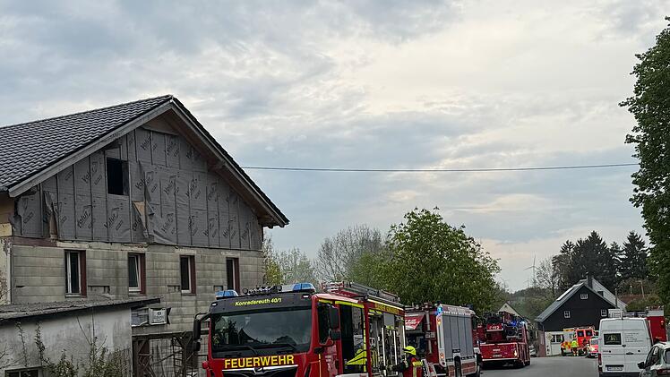 Brand in Konradsreuth: Anwohner im 100-Meter-Radius evakuiert