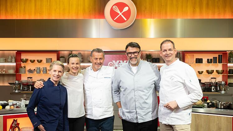 In der zweiten neuen XXL-Ausgabe der Kochshow sind erneut f&uuml;nf Profis am Herd als Juroren dabei (von links): Cornelia Poletto, Milena Broger, Karlheinz Hauser, Tarik Rose und Christoph R&uuml;ffer.