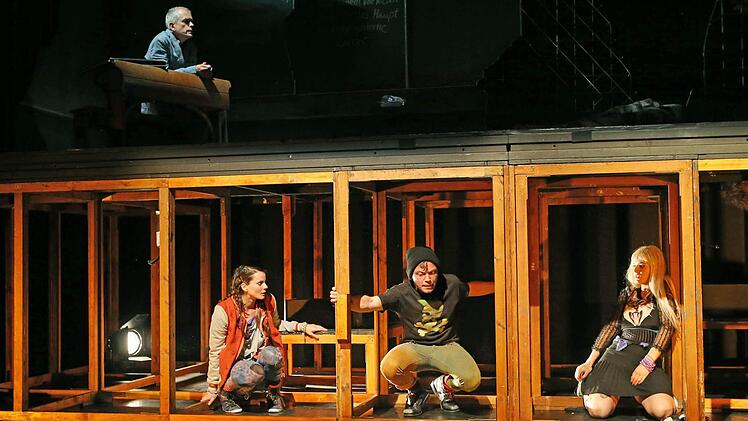 Uraufführung in Coburg: Szene aus "Klassenkämpfe" von Ruth Johanna Benrath.Foto: Henning Rosenbusch