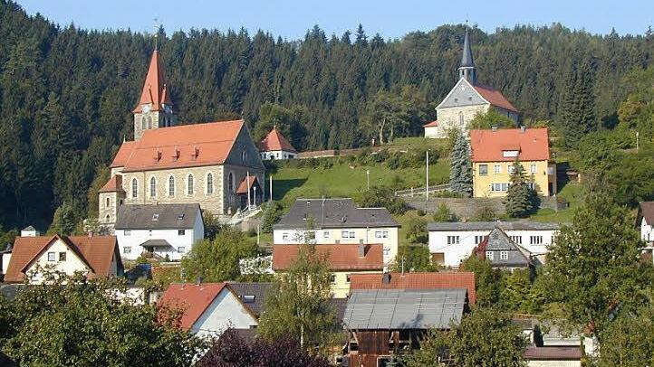 Die Pfarrei Steinberg ist seit 500 Jahren eigenständig. Das schöne Jubiläum wird am Sonntag, 28. Juni, mit einer musikalischen Soirée gefeiert. Das Bild zeigt (von links) die neue und die alte Pfarrkirche St. Pankratius Steinberg. Foto: Heike Schülein
