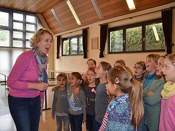 Sandra Metz probt jeden Mittwoch im Burkardrother Pfarrsaal mit dem Kinder-Sing-Kreis. Aktuell bereitet sich der Kinderchor auf den Auftritt beim Jubiläums-Liederabend vor. Als zweite Chorleiterin fungiert Lioba Schmitt. Foto: Kathrin Kupka-Hahn
