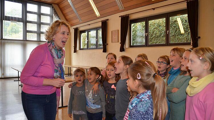 Sandra Metz probt jeden Mittwoch im Burkardrother Pfarrsaal mit dem Kinder-Sing-Kreis. Aktuell bereitet sich der Kinderchor auf den Auftritt beim Jubiläums-Liederabend vor. Als zweite Chorleiterin fungiert Lioba Schmitt. Foto: Kathrin Kupka-Hahn