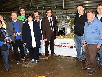 Die erfolgreichen Züchter und Sieger der Lokalschau des Kleintierzuchtvereins Untersiemau, die von den Funktionären ausgezeichnet wurden (von links): Ingrid Sandmann, Anita Truckenbrodt, Thomas Schremmer, Janis Stenglein, Daniela Gansert, Erwin Sandmann, Rolf Rosenbauer, Uwe Wenzel, Adolf Kräußlich und Marco Firley Foto: Michael Stelzner