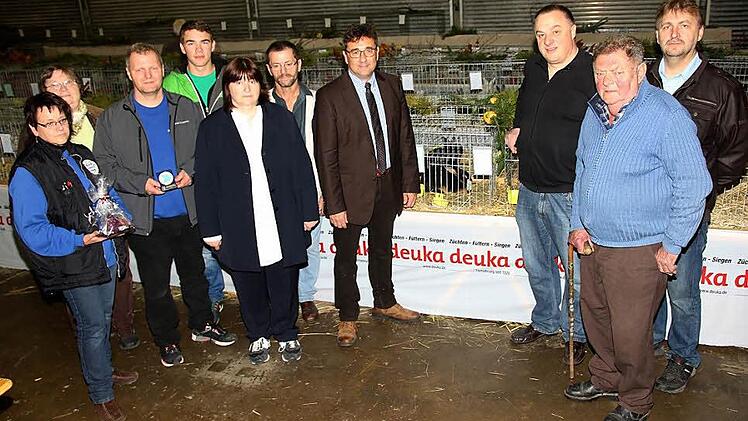 Die erfolgreichen Züchter und Sieger der Lokalschau des Kleintierzuchtvereins Untersiemau, die von den Funktionären ausgezeichnet wurden (von links): Ingrid Sandmann, Anita Truckenbrodt, Thomas Schremmer, Janis Stenglein, Daniela Gansert, Erwin Sandmann, Rolf Rosenbauer, Uwe Wenzel, Adolf Kräußlich und Marco Firley Foto: Michael Stelzner