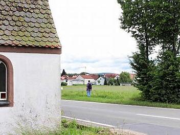 Im Gebüsch gegenüber der Flurkapelle am Kersbacher Ortsrand ereignete sich die versuchte Vergewaltigung der 17-Jährigen.  Foto: Oswald
