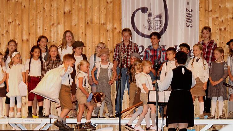 Der Kinderchor der "Wallburgspatzen" unter Leitung von Sonja Wissmüller glänzte mit seinen Liedern wie mit der choreographischen Ausgestaltung auf der Bühne.