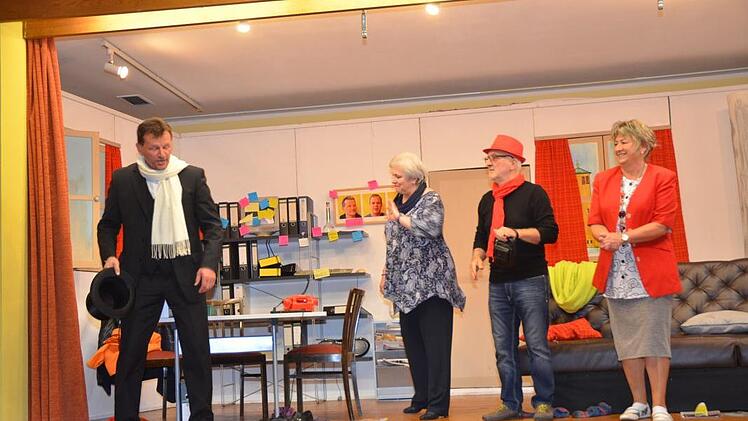 Gerade von einem Arbeitseinsatz zurück klagen die Männer bei ihren Chefinnen über ihre Arbeitsbedingungen. Von links Stefan Müller, Brigitte Löffler, Kurt Meißner, Maria Daum. Karl-Heinz Hofmann