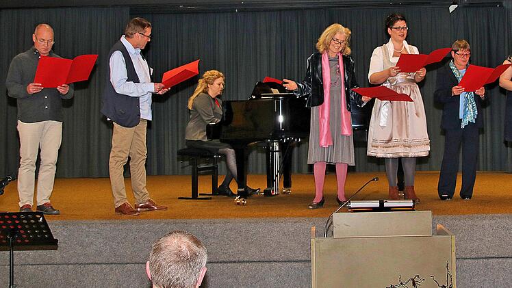 Auch Lehrer verabschiedeten ihren bisherigen Direktor Harry Koch  musikalisch und begrüßen seinen Nachfolger. Foto: Dieter Britz