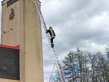 Das in die Jahre gekommene Feuerwehrgerätehaus in Hallerndorf soll einem Neubau weichen, obwohl der um mindestens eine Million Euro teurer kommt als eine Sanierung. Foto: Feuerwehr Hallerndorf