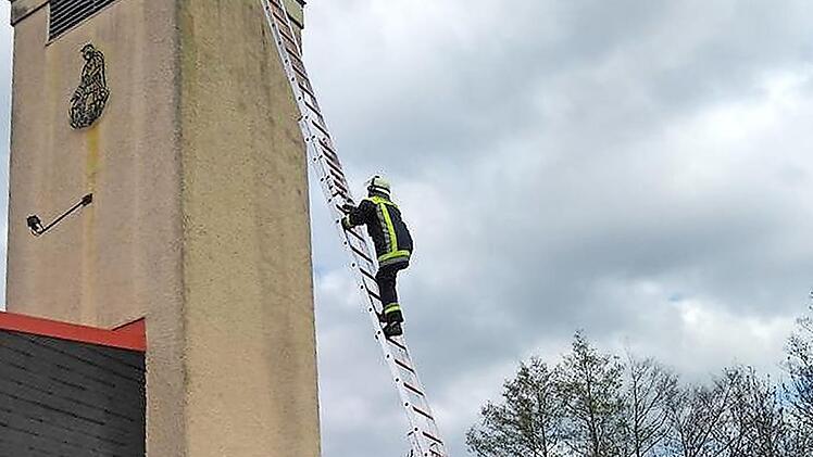 Das in die Jahre gekommene Feuerwehrgerätehaus in Hallerndorf soll einem Neubau weichen, obwohl der um mindestens eine Million Euro teurer kommt als eine Sanierung. Foto: Feuerwehr Hallerndorf