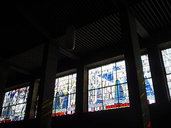 Teil der Fensterreihe auf der (vom Altar ausgesehen) linken Seite Foto: Elisabeth Görner