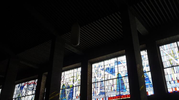 Teil der Fensterreihe auf der (vom Altar ausgesehen) linken Seite Foto: Elisabeth Görner