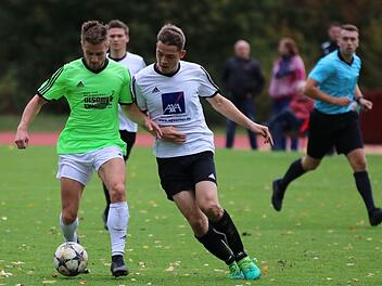 Schulter an Schulter verteidigt der Ramsthaler Julian Volpert den Ballbesitz gegen den Rottershäuser André Karch. Ähnlich umkämpft war das Derby insgesamt. Foto: Sebastian Schmitt