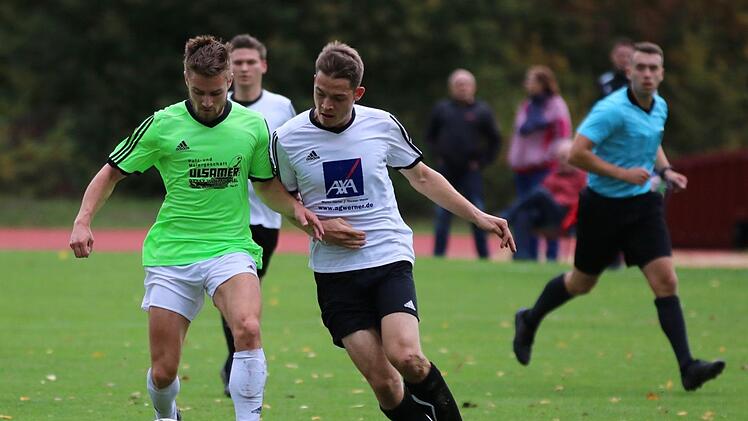 Schulter an Schulter verteidigt der Ramsthaler Julian Volpert den Ballbesitz gegen den Rottershäuser André Karch. Ähnlich umkämpft war das Derby insgesamt. Foto: Sebastian Schmitt