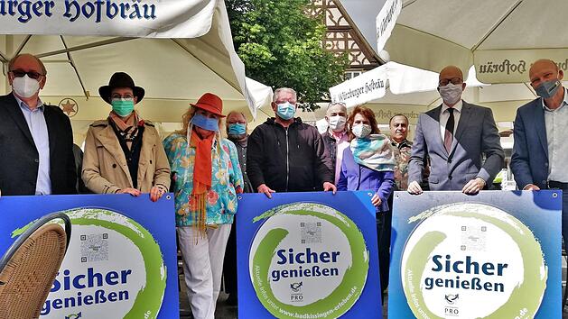 "Sicher genießen": Spontan meldeten sich die ersten Gastronomen für die von Oberbürgermeister Dirk Vogel (2. von rechts) und der Werbegemeinschaft Pro Bad Kissingen initiierte Aktion "Sicher genießen"; mit im Bild: Ralf Ludewig (rechts, Vorsitzender Pro Bad Kissingen) und Klaus Bollwein (links, Geschäftsführer Pro Bad Kissingen). Foto: Sigismund von Dobschütz