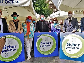 "Sicher genießen": Spontan meldeten sich die ersten Gastronomen für die von Oberbürgermeister Dirk Vogel (2. von rechts) und der Werbegemeinschaft Pro Bad Kissingen initiierte Aktion "Sicher genießen"; mit im Bild: Ralf Ludewig (rechts, Vorsitzender Pro Bad Kissingen) und Klaus Bollwein (links, Geschäftsführer Pro Bad Kissingen). Foto: Sigismund von Dobschütz