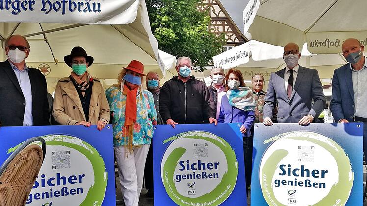 "Sicher genießen": Spontan meldeten sich die ersten Gastronomen für die von Oberbürgermeister Dirk Vogel (2. von rechts) und der Werbegemeinschaft Pro Bad Kissingen initiierte Aktion "Sicher genießen"; mit im Bild: Ralf Ludewig (rechts, Vorsitzender Pro Bad Kissingen) und Klaus Bollwein (links, Geschäftsführer Pro Bad Kissingen). Foto: Sigismund von Dobschütz