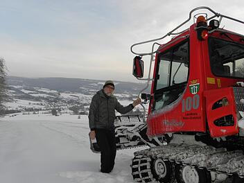 Gegen 8 Uhr ist f&uuml;r diesen Morgen Manfred Reders Arbeit auf der Loipe getan. Foto: Barbara Enders