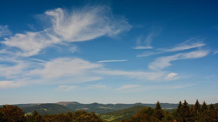 Die bayerische Rhön ist ein Mittelgebirge und grenzt an Hessen und Thüringen.