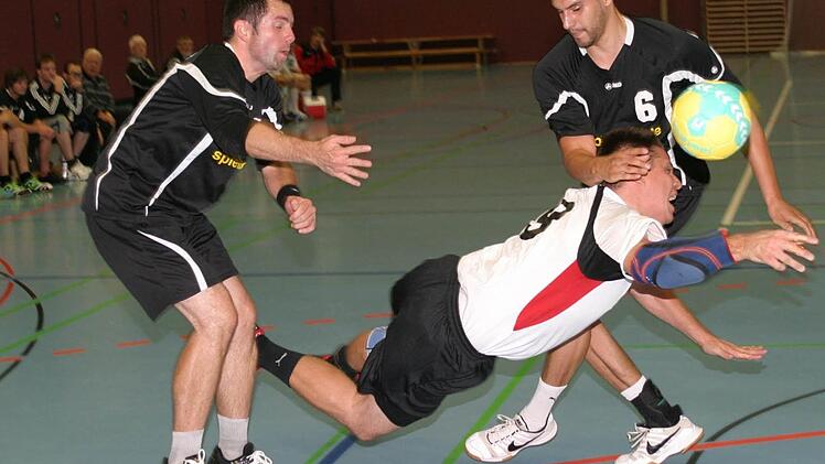 Johannes Kammer (weißes Trikot) wird am Torwurf gehindert, was zu einem Siebenmeter führt, den Batzner verwandelte.