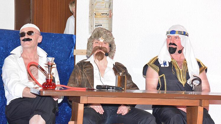 Wilhelm Schneider, Lara Schneider und Ralf Hartmann (von links) im Biergarten von Hartleb.