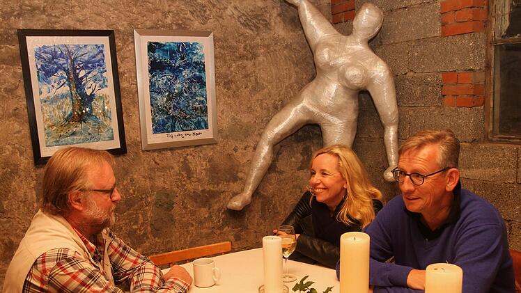 In der Kunstscheune herrschte eine tolle Atmosphäre für die Besucher, hier vor den beiden Werken "alter Baum" und "tief unten im Meer". Im Hintergrund die schwebenden Figuren, welche die Stille des Himmels darstellten.