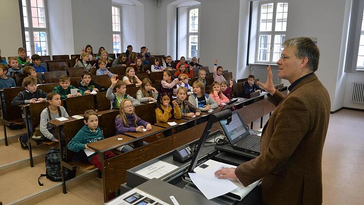 Am Samstag ging es an der Bamberger Kinder-Uni um die Frage, ob Bäume Tagebuch schreiben. Foto: Ronald Rinklef