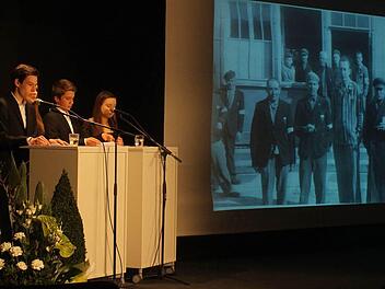 Die Zehntklässler trugen die Berichte von Zeitzeugen des Zweiten Weltkriegs vor. Foto: Manfred Welker