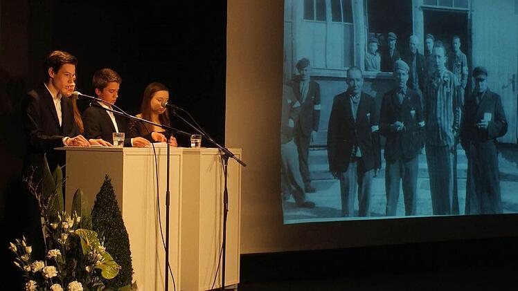Die Zehntklässler trugen die Berichte von Zeitzeugen des Zweiten Weltkriegs vor. Foto: Manfred Welker