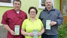 Die Wirtsleute Heinz und Evi Hildner nahmen die ersten druckfrischen Exemplare des Flyers von Bruno Krinke entgegen (von links).