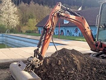 Die Vorbereitungen für die kommende Badsaison im Freibad in Wallenfels laufen bereits auf Hochtouren.  Foto: Michael Wunder