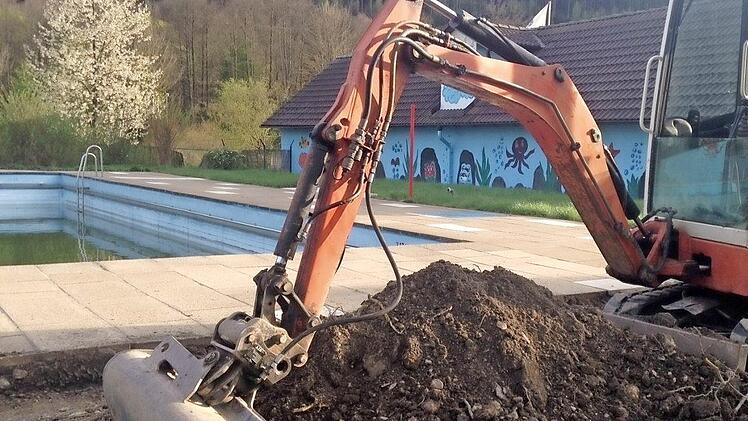 Die Vorbereitungen für die kommende Badsaison im Freibad in Wallenfels laufen bereits auf Hochtouren.  Foto: Michael Wunder