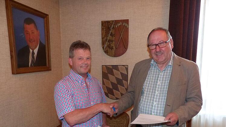 Bürgermeister Alfred Kolenda (rechts) hieß Harald Will als neues Stadtratsmitglied willkommen. Foto: Klaus-Peter Wulf