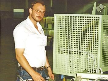Valentin Kestel war für die Maschinenfabrik Fischer rund um den Globus tätig. Das Foto zeigt ihn 1991 beim Testen und Bedienen einer Spleißmaschine, die eine Komponente einer Cordschneideanlage ist. Foto: privat