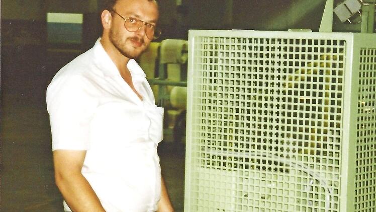 Valentin Kestel war für die Maschinenfabrik Fischer rund um den Globus tätig. Das Foto zeigt ihn 1991 beim Testen und Bedienen einer Spleißmaschine, die eine Komponente einer Cordschneideanlage ist. Foto: privat