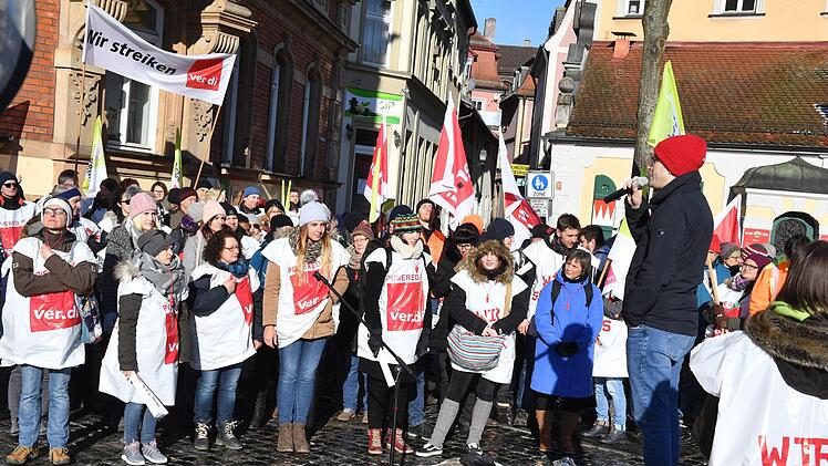 Etwa 300 Menschen kamen zur Abschlusskundgebung der Verdi an der Promenade zusammen.Ronald Rinklef