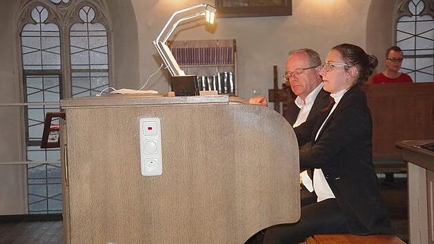 Versunken in gedanklicher Konzentration: Die Organistin Ioanna Solomonidou begeisterte ihr Publikum mit russischer, deutscher und franz&ouml;sischer Musik.Heike Sch&uuml;lein