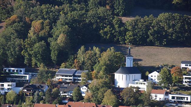 Im alten Blaicher Kindergarten links von der Auferstehungskirche sollen Wohnungen entstehen.Foto: Katrin Geyer