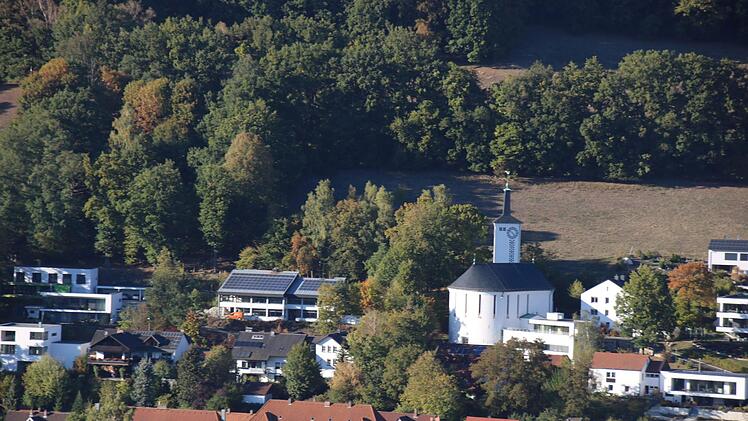 Im alten Blaicher Kindergarten links von der Auferstehungskirche sollen Wohnungen entstehen.Foto: Katrin Geyer