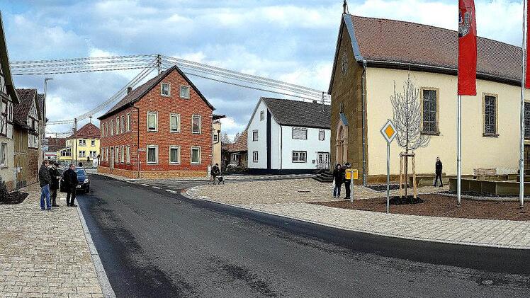 Die Ortsmitte von Seubrigshausen erstrahlt in neuem Glanz. Die Straße ist  saniert und die Gehwege sowie der Kiliansplatz wurden hergerichtet. Am  Dienstag wurde die schon lange wieder freie Ortsdurchfahrt offiziell  eingeweiht. Foto: Dieter Britz