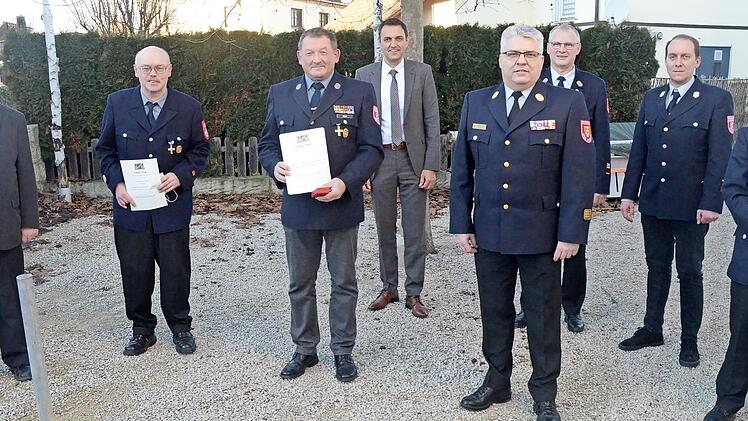 Kassier Hermann Wagner (Zweiter von links) und Vorsitzenden Gerhard Hain wurde das staatliche Ehrenzeichen des Freistaates Bayern mit Urkunde für 40 Jahre Dienstzeit bei der Feuerwehr verliehen. Mit im Bild von links, Bernd Steger (Landratsstellvertreter), Bürgermeister Jörg Neubauer, KBI Matthias Schuhbäck, Thomas Friedrich (federführender Kommandant der Feuerwehren Gemeinde Weißenbrunn), Holger Schneider (Kommandant FF Hummendorf), Sven Eck (Zweiter Kommandant)