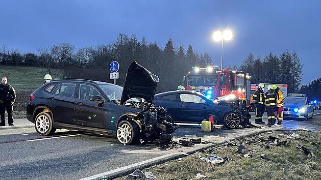 An der Unfallstelle zeigte sich ein schreckliches Bild. Beide Autos waren völlig demoliert.