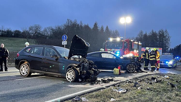 An der Unfallstelle zeigte sich ein schreckliches Bild. Beide Autos waren völlig demoliert.