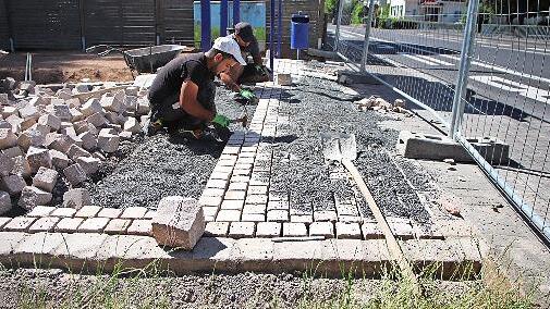 Seit wenigen Tagen werden die Wege rund um das Schlösschen und die Stadthalle in Schlüchtern mit "Friedewalder Quarzsandstein" gepflastert.