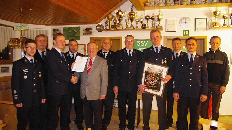 Ehrungen gab es bei der  Hesselbacher Feuerwehr: Das Bild zeigt (von links) stellvertretenden  Kommandanten Matthias Eidloth, Zweiten Bürgermeister Werner Gareis, Georg Eidloth (25 Jahre aktiver Dienst), Kreisbrandmeister Frank Fischer, stellvertretenden Landrat Bernd Steger, Kreisbrandinspektor Hans-Ulrich Müller, Vorsitzenden Heinrich Förtsch, Wolfgang Grebner (25 Jahre Fähnrich), Kommandant Hilmar Engelhardt, Zweiten Vorsitzenden Alexander Hoderlein und Dekan Michael Dotzauer.