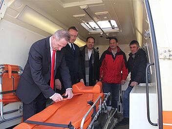 Bürgermeister Reinhard Hallhuber (von links) testet mit Bereitschaftsleiter Stefan Meierl, Gemeinderat Klaus Kaufmann (CSU / FWG), Eigenheim-Vorsitzendem Bernd Rieger und dem Feldgeschworenen-Obmann Wolfgang Brand den neuen Rettungswagen. Fotos: Gerd Schaar